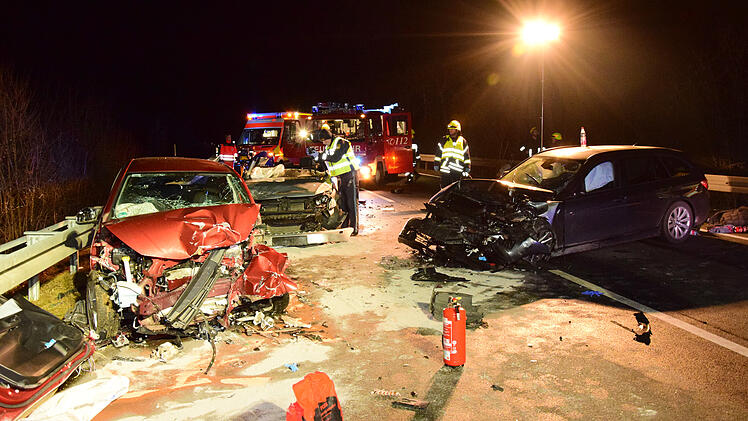 &Uuml;berholman&ouml;ver missgl&uuml;ckt: Drei Schwerverletzte