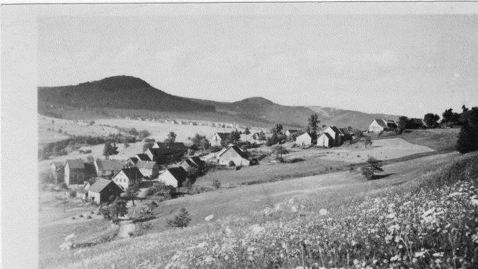 Eine Ortsansicht von Silberhof. 1938 musste der am Nordosthang des Großen Auersbergs gelegene Weiler dem Truppenübungsplatz weichen.  Archiv Jürgen Lieb