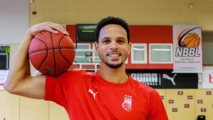 Dominic Lockhart, Guard bei Brose Bamberg:  "Es wird ein sehr spannendes Spiel. Da es ein Finale ist, werden beide Mannschaften bis zum Ende kämpfen. Aber ich denke, dass die Bayern zurzeit einfach besser in Form sind. Es ist noch nicht ganz klar, wo ich das Spiel schauen werde. Aber bestimmt hat der eine oder andere Mannschaftskollege Lust." Foto: Dominic Buckreusmg
