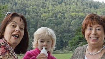 Wespenkennerin Karin Schmidt (rechts) mit Nachbarin Marlis Hochleiter sieht Hornissen als Bereicherung .