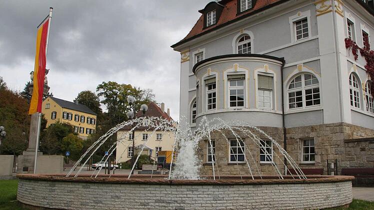 Der "Tätsch'r-Brunnen" vor dem Alten Rathaus ist das erste große Projekt des Vereins zur Verschönerung der Stadt. Er wurde 1967 gebaut. Fotos: Ulrike Müller
