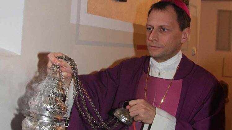 Weihbischof Herwig Gössl beim Rundgang durchs Gotteshaus. Foto: Sonja Adam