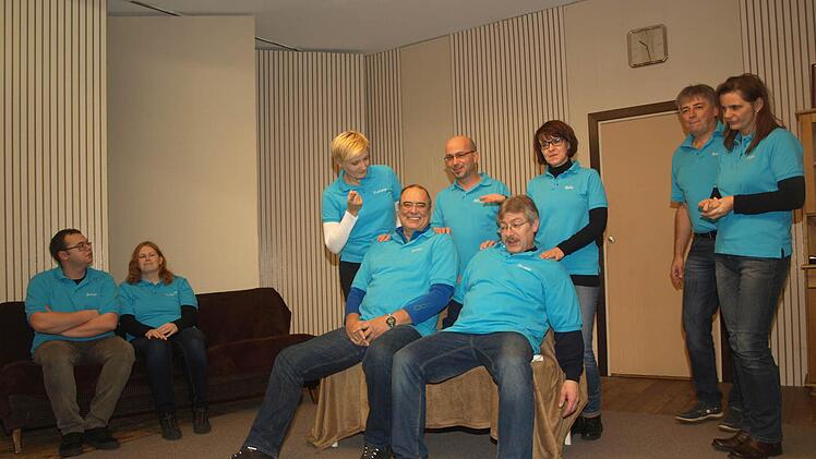 Das Lustspiel "Nimm du die Muschi" zeigt die Theatergruppe des TSV Oerlenbach. Auf unserem Foto (von links) Jonas Kiesel, Ina Möller, Yvonne Kleinhenz, Holger Sempert, Thomas Saal, Matthias Besler, Gabi Heinrich, Andreas Schmitt und Anja Mützel. Foto: Stefan Geiger