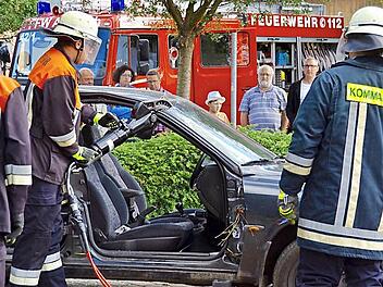 Neue Geräte: Mit Spreizer und Schere wird ein Auto zu Demonstrationszwecken von der Feuerwehr fachmännisch zerlegt.  Foto: Kathrin Kupka-Hahn/Archiv