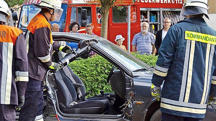Neue Geräte: Mit Spreizer und Schere wird ein Auto zu Demonstrationszwecken von der Feuerwehr fachmännisch zerlegt.  Foto: Kathrin Kupka-Hahn/Archiv