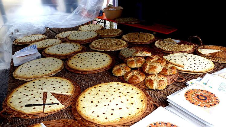 Beim Korb- und Weinmarkt passt zu einem guten Schoppen Wein auch ein Stück "Original Sander Käsekuchen".