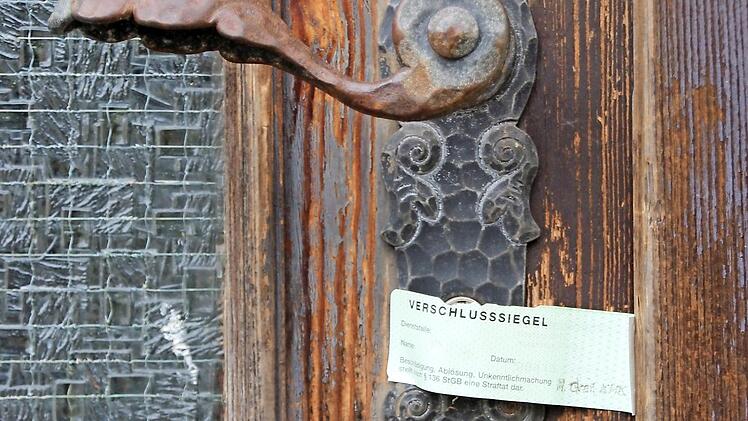 Kein Zugang momentan - nach einem Todesfall ist die Obdachlosenunterkunft in Oberbrunn von der Polizei versiegelt worden. Fotos: Tobias Kindermann