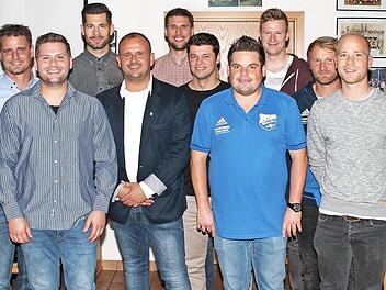 F&uuml;r 250 bis 500 Spiele in einer Herrenmannschaft des FC Mitwitz zeichneten Vorsitzender J&uuml;rgen Heidenbluth (5. von links) und Zweiter B&uuml;rgermeister J&uuml;rgen Kern (links) mehrere Spieler aus. Foto: Herbert Fischer