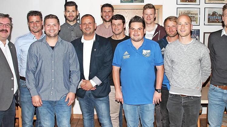 F&uuml;r 250 bis 500 Spiele in einer Herrenmannschaft des FC Mitwitz zeichneten Vorsitzender J&uuml;rgen Heidenbluth (5. von links) und Zweiter B&uuml;rgermeister J&uuml;rgen Kern (links) mehrere Spieler aus. Foto: Herbert Fischer