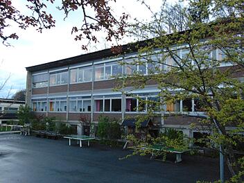 Die Turnhalle (ganz links) an der Grundschule Hiltpoltstein. Fotoi: Petra  Malbrich