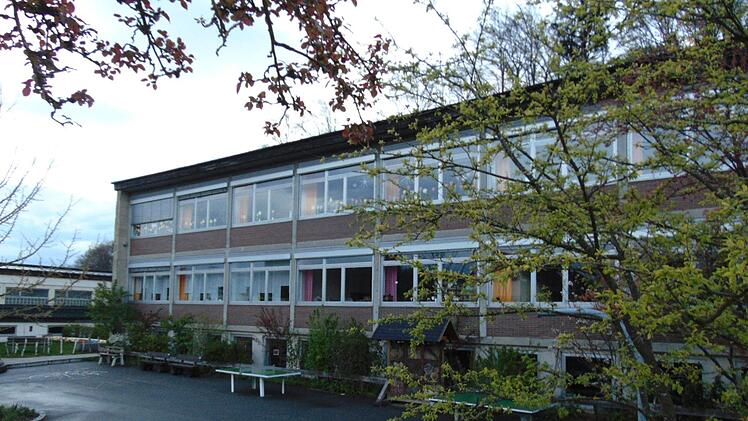 Die Turnhalle (ganz links) an der Grundschule Hiltpoltstein. Fotoi: Petra  Malbrich