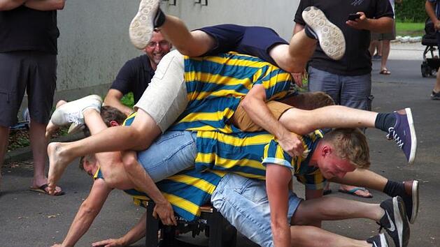 Mit viel Technik und ohne Bindungsangst mussten f&uuml;nf Teilnehmer auf einem Bierkasten stehen/liegen. Foto: Klaus Werner