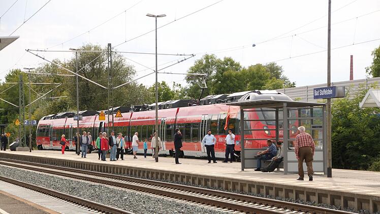 Gleis 2 am Bad Staffelsteiner Bahnhof ist nur über eine Treppe zu erreichen. Seit Jahren bemüht sich die Stadt um eine Lösung. Nun gibt es einen Erfolg.