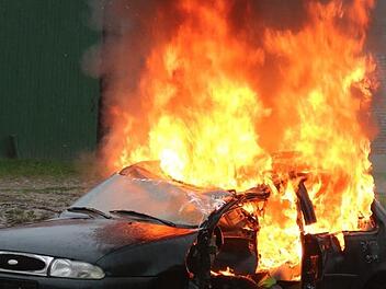 Die Flammen eines Brandes hatten auf zwei Autos und die Fassade einer Gaststätte übergegriffen.  Symbolfoto: pixabay.com