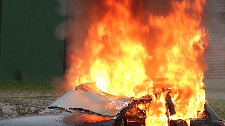 Die Flammen eines Brandes hatten auf zwei Autos und die Fassade einer Gaststätte übergegriffen.  Symbolfoto: pixabay.com