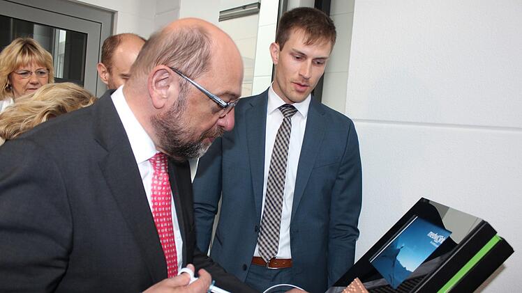 Bei Medwork probte Martin Schulz die Entfernung eines Polypen. Medwork-Mitarbeiter Dominic Biliczky (rechts) passt auf.  Foto: privat
