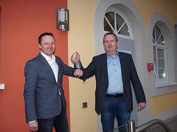 Gratulation in Zeiten der Pandemie: Ludwig Göhl (r.) beglückwünscht seinen Nachfolger Volker Will (l.).  Foto: Joseph Beck
