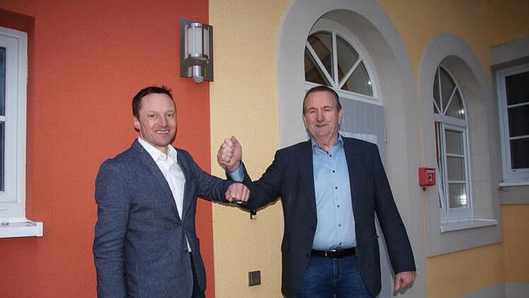 Gratulation in Zeiten der Pandemie: Ludwig Göhl (r.) beglückwünscht seinen Nachfolger Volker Will (l.).  Foto: Joseph Beck