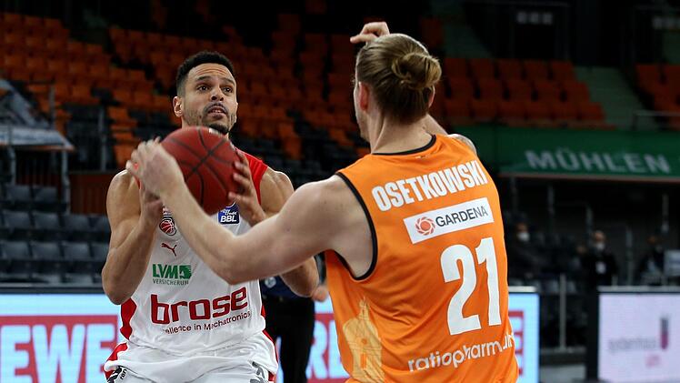 Eine starke Partie lieferte Dominic Lockhart (links) ab. Mit acht Puntken, davon sieben in den ersten viereinhalb Minuten, drei Assists und drei Ballgewinnen trug er zum Sieg in Ulm bei. Hier wird er von Dylan Osetkowski gestoppt. Foto: Harry Langer