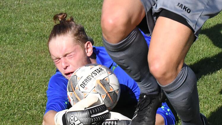 Was Ramsthals Keeper Maurice Popp wohl mehr schmerzte? Dieser Tritt oder die Niederlage gegen den FC WMP Lauertal. Foto: Hopf