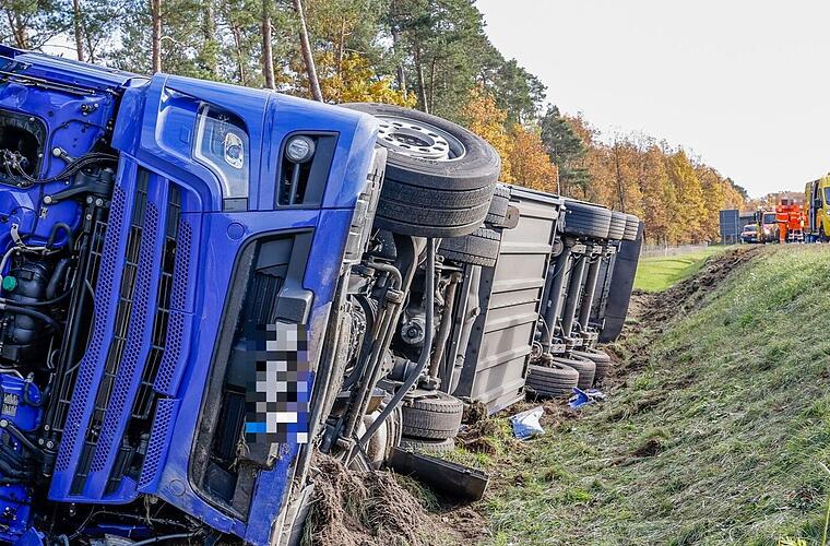 Dettelbach: Mutter und drei Kinder bei Kollision mit Sattelzug verletzt