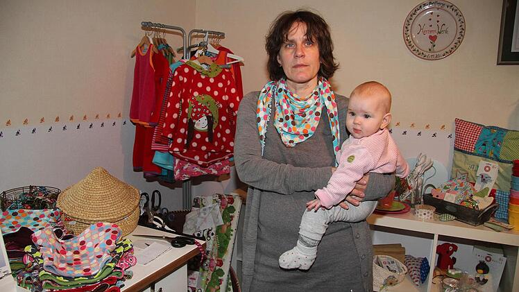 Michaela Stapf ist fleißig: Mindestens drei Stunden näht sie am Tag.