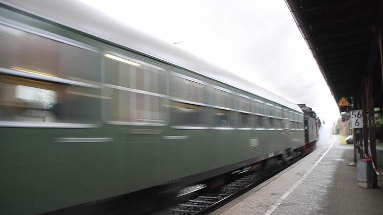 Nur wenige Sekunden ist der Zug zu sehen. Foto: Jürgen Gärtner