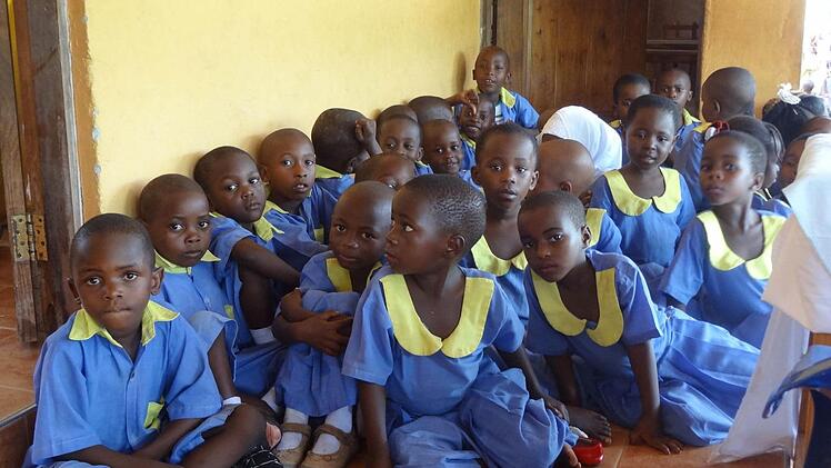 In der Tumaini-Schule fand der Unterricht im Freien statt, solange die Klassenzimmer renoviert wurden. Jetzt gibt es auch einen solarbetriebenen Brunnen.  Foto: Reinhard Beichel