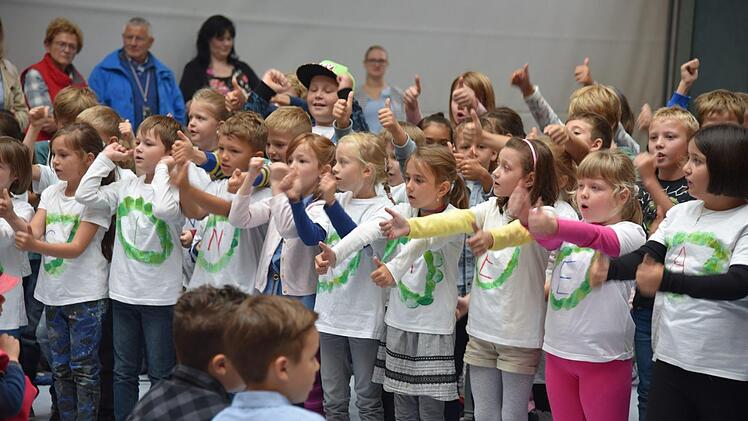 Die "Großen" begrüßten die Schulanfänger mit Liedern in der Turnhalle.