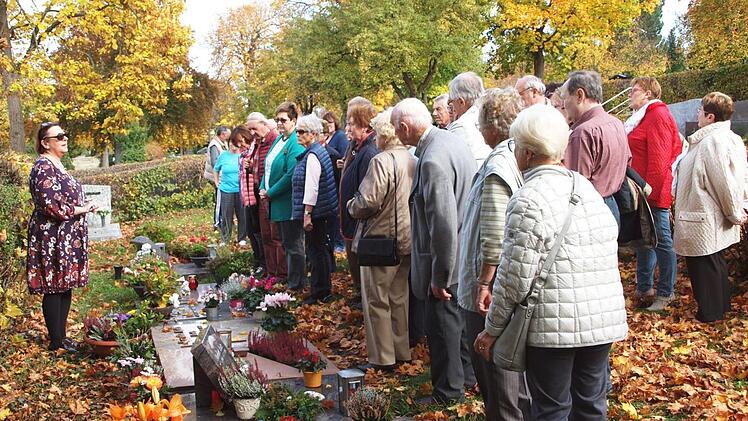 Die Leiterin des Friedhofsamtes, Angelika Seidel (links), stellt hier am dreireihigen Urnengräberfeld mit 51 Grabstellen die Urnengräber mit Abdeckplatte vor.Alfred Thieret