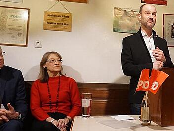 Bürgermeister German Hacker, Ortsvereinsvorsitzende Renate Schroff und Gastredner Europaparlamentskandidat Matthias Dornhuber (v. l.) beim traditionellen Fischessen der SPD am Aschermittwoch. Foto: Sänger