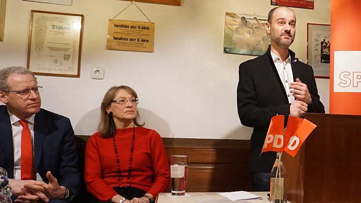 Bürgermeister German Hacker, Ortsvereinsvorsitzende Renate Schroff und Gastredner Europaparlamentskandidat Matthias Dornhuber (v. l.) beim traditionellen Fischessen der SPD am Aschermittwoch. Foto: Sänger