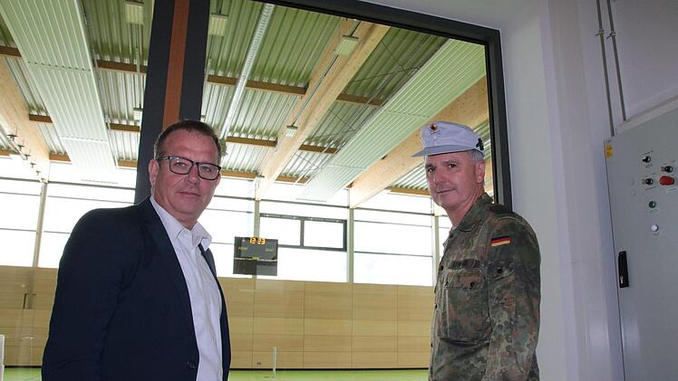 Standortältester Stefan Josef Leonhard und Matthias Hümmler vom Bundeswehrdienstleistungszentrum in der neuen Zweifach-Turnhalle der Saaleck-Kaserne Hammelburg. Foto: Ralf Ruppert