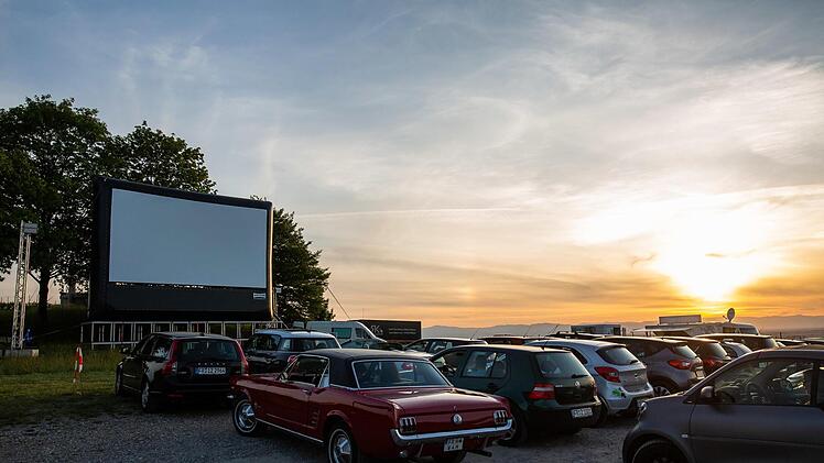 Mit der Corona-Krise erlebt das Autokino ein Comeback (hier eine Vorstellung Anfang Mai in Baden-Württemberg).  Foto: Philipp von Ditfurth/dpa