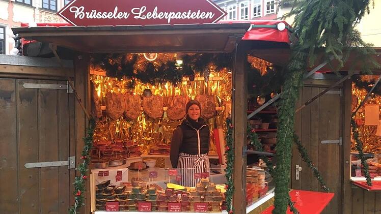 Seit nunmehr 38 Jahren gibt es auf dem Coburger Weihnachtsmarkt eine Verkaufsbude mit alpenländischen Wurst- und Schinkenspezialitäten - unser Foto stammt aus dem Jahr 2019, als erstmals Miriam Lange dafür verantwortlich zeichnete.Oliver Schmidt