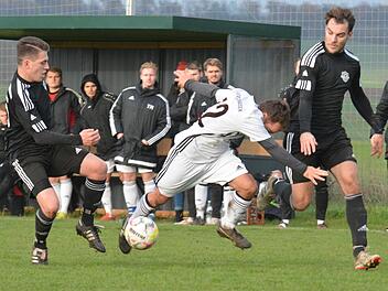 Den Favorit aus dem Gleichgewicht gebracht hat die SG Oerlenbach/Ebenhausen mit dem Sieg über den FC Rottershausen. Auf unserem Bild stoppen Noah Pentenrieder (links) und Daniel Franz FCler Pascal Metzler. Foto: ssp