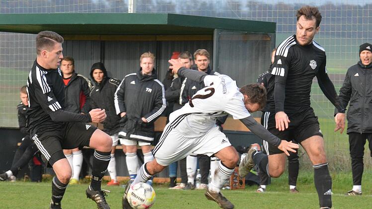 Den Favorit aus dem Gleichgewicht gebracht hat die SG Oerlenbach/Ebenhausen mit dem Sieg über den FC Rottershausen. Auf unserem Bild stoppen Noah Pentenrieder (links) und Daniel Franz FCler Pascal Metzler. Foto: ssp