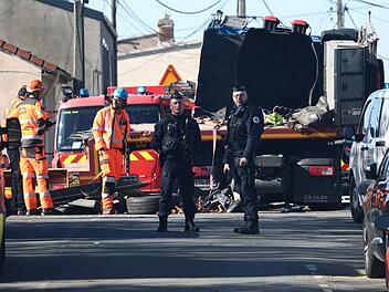 TGV kracht in Nordfrankreich in Laster