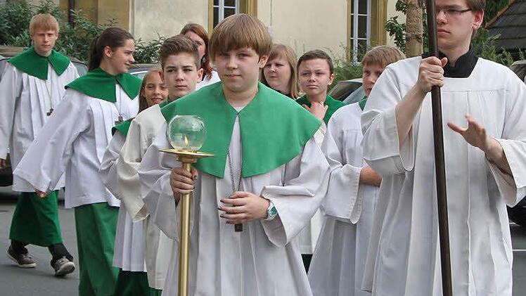 So viele Ministranten wirken selten bei einem Gottesdienst mit.