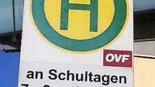 Das Schild sagt es. Busse fahren in Sand nur an Schultagen.  Foto: privat