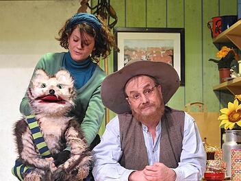 So kommen Pettersson (Niklaus Scheibli) und Findus (geführt von EvaMarianne Berger in der Coburger Reithalle auf die Bühne. Foto: Andrea Kremper