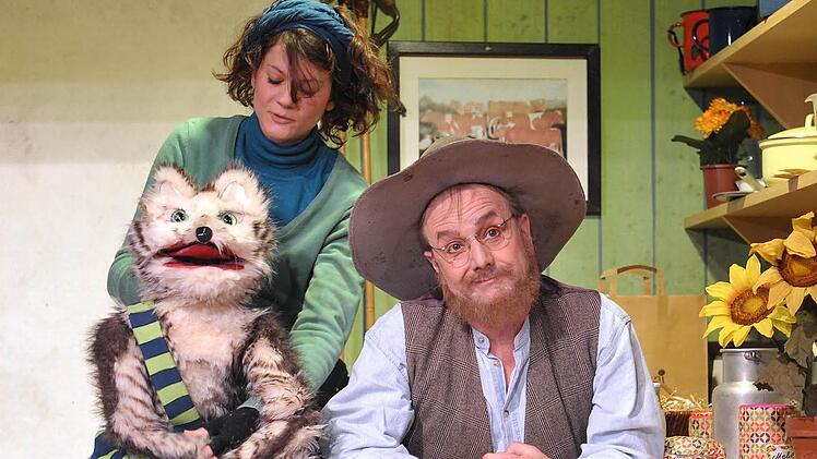 So kommen Pettersson (Niklaus Scheibli) und Findus (geführt von EvaMarianne Berger in der Coburger Reithalle auf die Bühne. Foto: Andrea Kremper