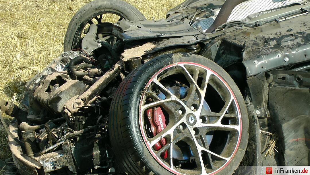 Renault ueberschlaegt sich mehrfach - Fahrer lebensgefaehrlich verletzt