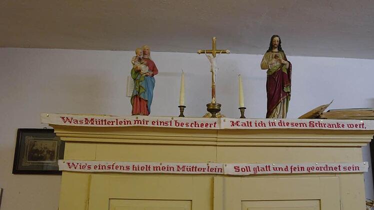 Dieser Schrank und Devotionalien sind in der Werberger Stube zu finden. Foto: Stephanie Elm