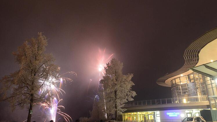 Zum Jahreswechsel 2016/2017 haben viele Kissinger den Blick auf das Feuerwerk genossen. Ein besonderes Lichterspektakel war von der Therme aus zu sehen. Glitzernde Sterne und leuchtende Fontänen lockten bei minus sieben Grad ins Freie. Foto: Peter Rauch