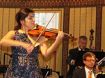 Dirigentin Elena Iossifova spielt bei ihrem Abschiedskonzert auf. Foto: Werner Vogel