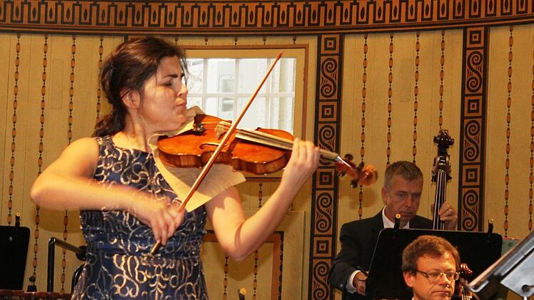 Dirigentin Elena Iossifova spielt bei ihrem Abschiedskonzert auf. Foto: Werner Vogel