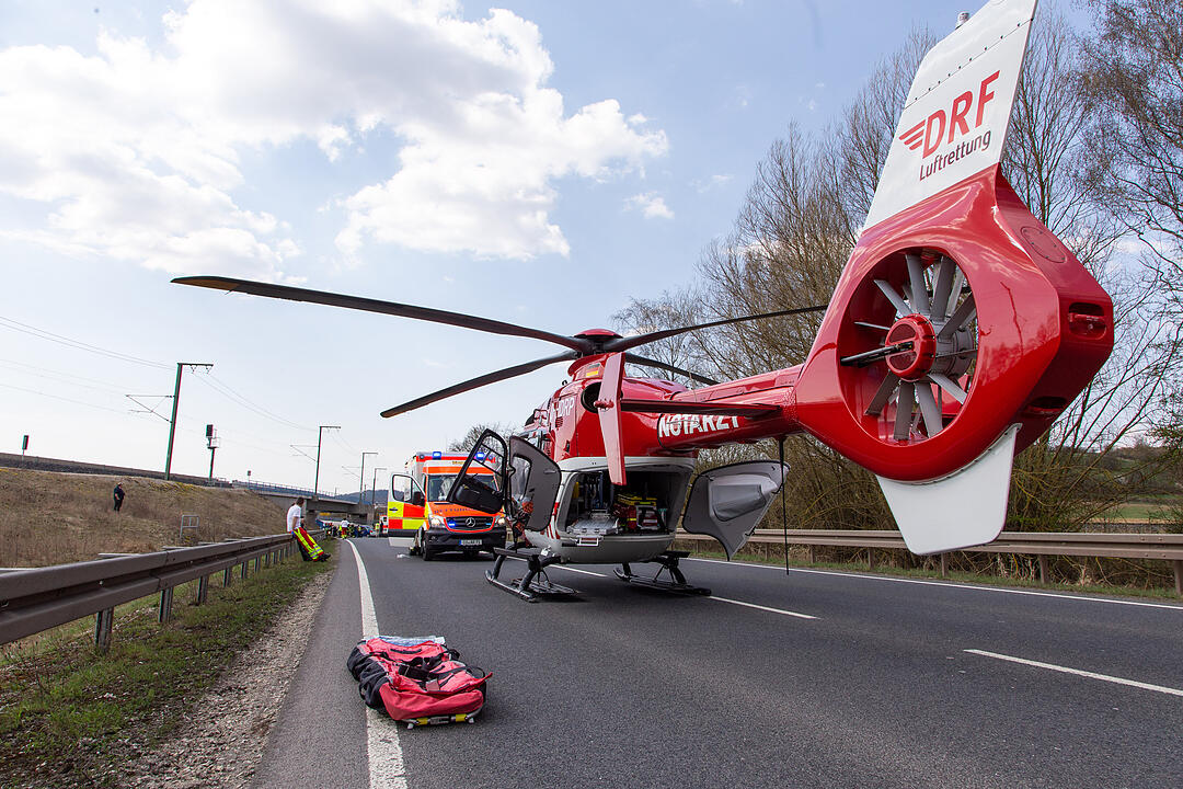 Schwerer Unfall bei Coburg: Zwei Schwerverletzte nach Crash auf B303