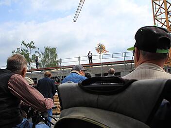 Beim Richtfest der Fachschule bei den Barmherzigen Brüdern in Gremsdorf waren auch viele Bewohner der Wohngruppen dabei. C Bauriedel