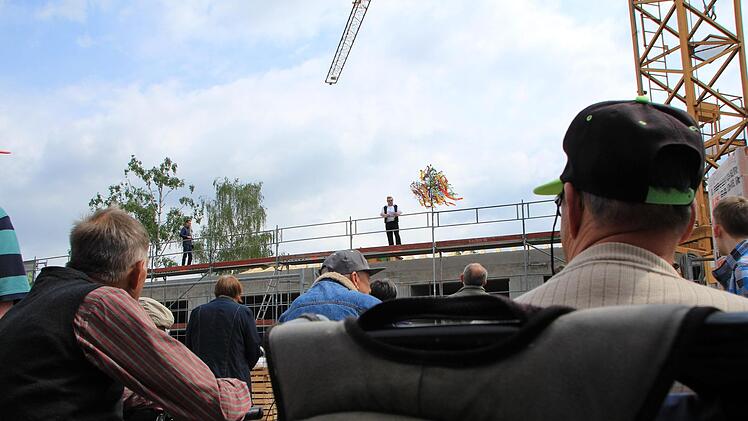 Beim Richtfest der Fachschule bei den Barmherzigen Brüdern in Gremsdorf waren auch viele Bewohner der Wohngruppen dabei. C Bauriedel